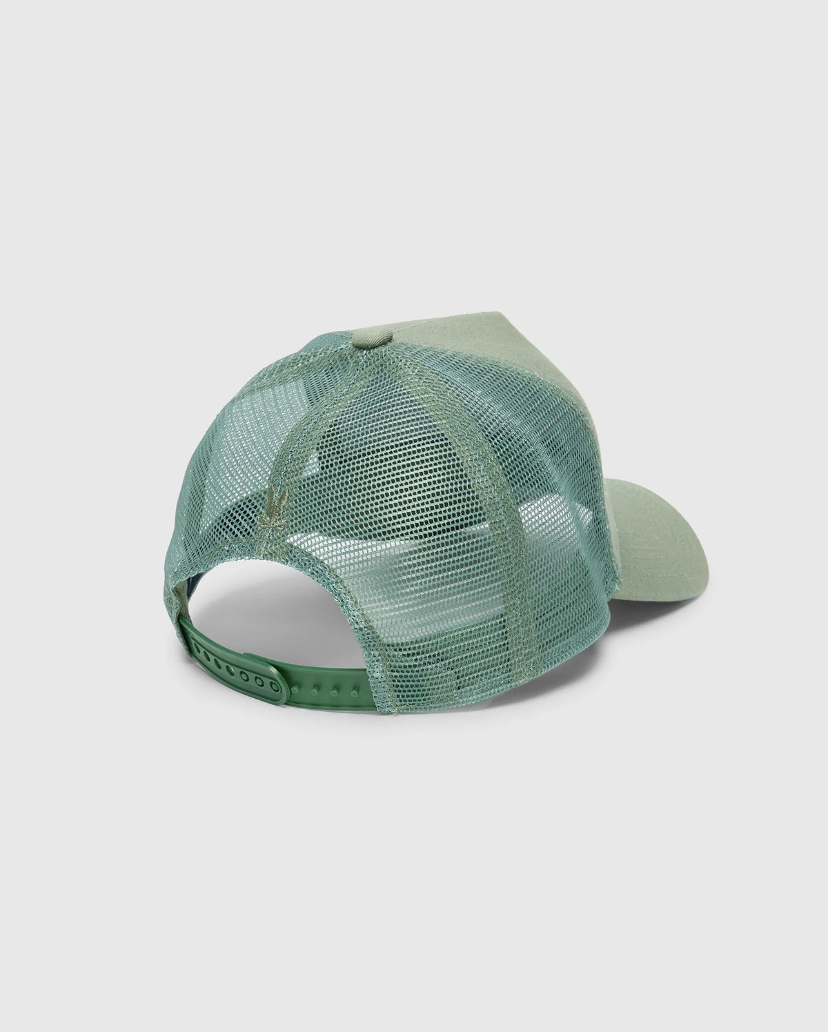 The Psycho Bunny MENS MELBOURNE GRAPHIC TRUCKER HAT - B6A548F200 is a green mesh cap featuring a breathable design with a curved brim and adjustable snap-back strap. It has solid fabric on the front panel and brim, while the sides and back boast a ventilated mesh design.