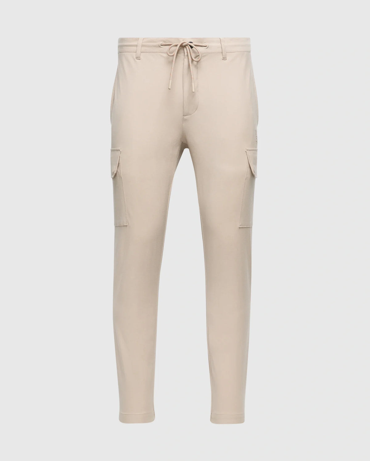 The MENS LLOYD CARGO JOGGER - B6P159B200 by Psycho Bunny is a pair of slim-fit beige cargo jogger pants, featuring tapered legs, an elastic waistband with a drawstring, two side pockets, and two cargo pockets on the thighs. These joggers are adorned with a subtle silicone branded detail.