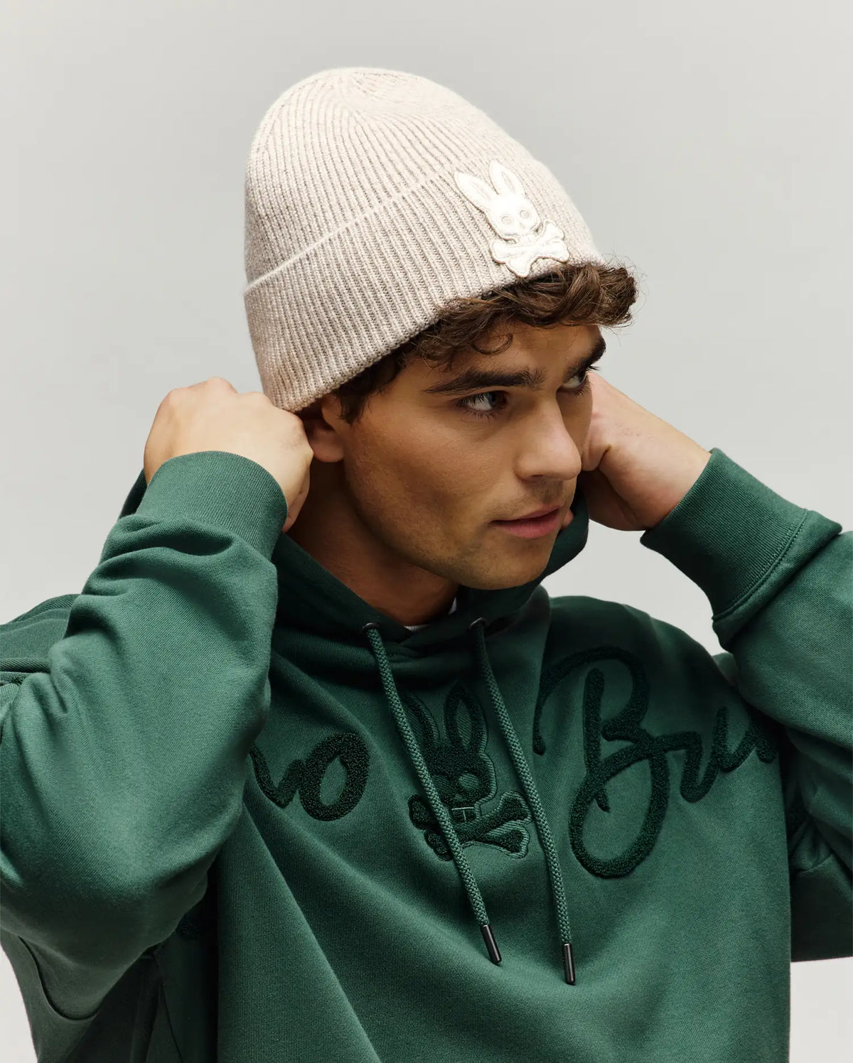 TUQUE AVEC ÉCUSSON EN CHENILLE