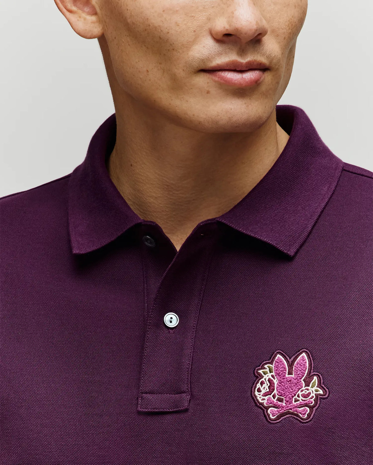  POLO PIQUÉ AUGUSTE AVEC ÉCUSSON FLORAL 