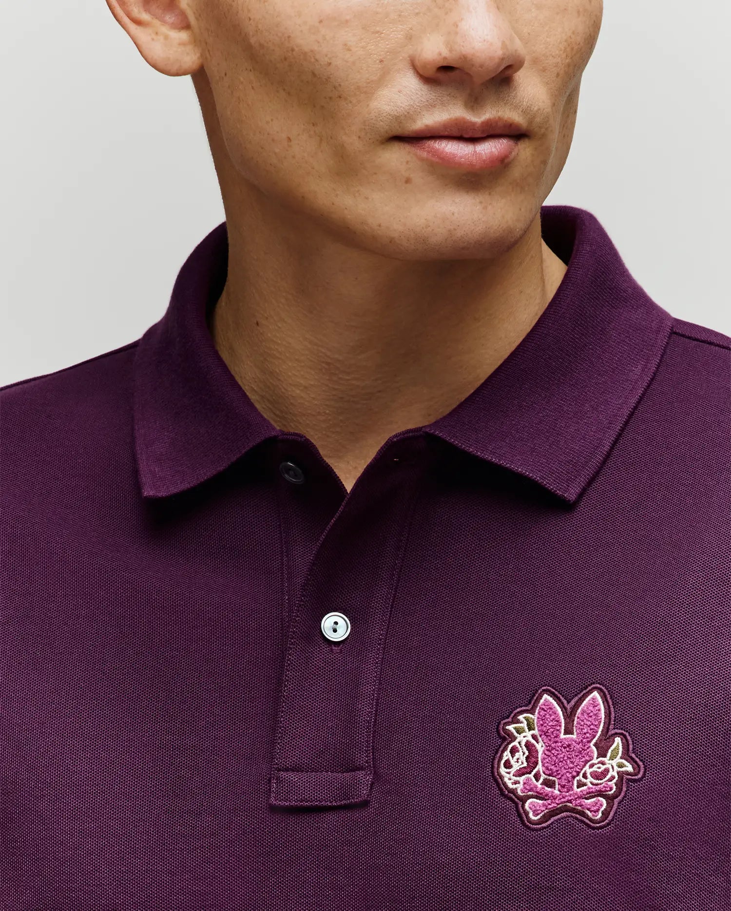  POLO PIQUÉ AUGUSTE AVEC ÉCUSSON FLORAL 